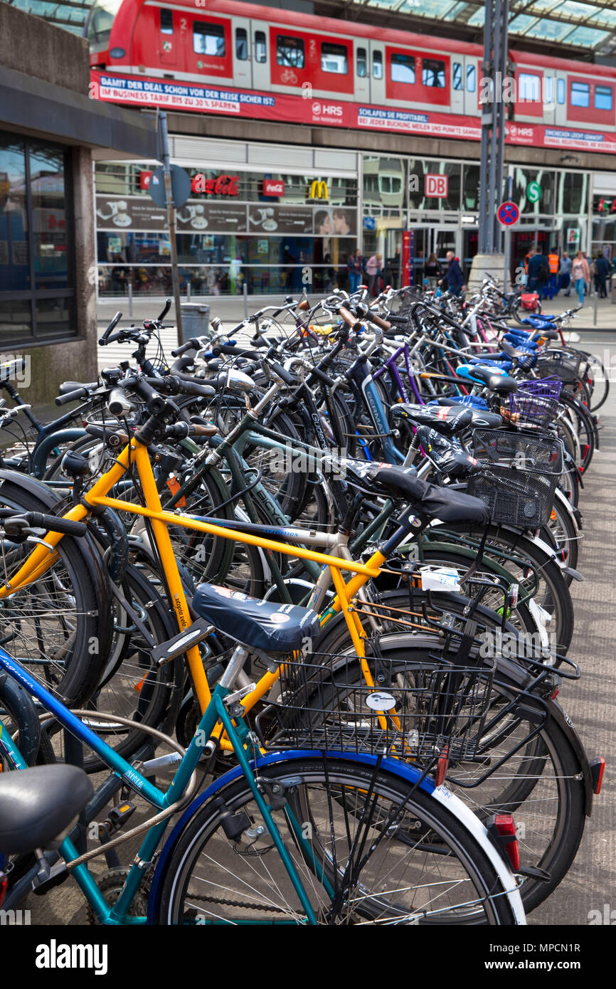 Germany, Cologne, parked bicycles in front of the main station at Breslauer Platz.  Deutschland, Koeln, abgestellte Fahrraeder vor dem Hauptbahnhof am Stock Photo