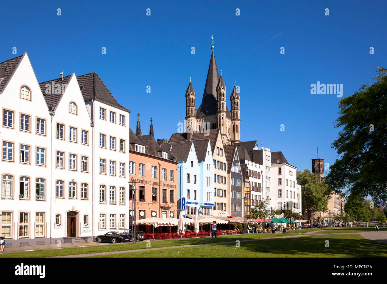 Germany, Cologne, houses in the old part of the town at the Frankenwerft, church Gross St. Martin.  Deutschland, Koeln, Haeuser in der Altstadt an der Stock Photo