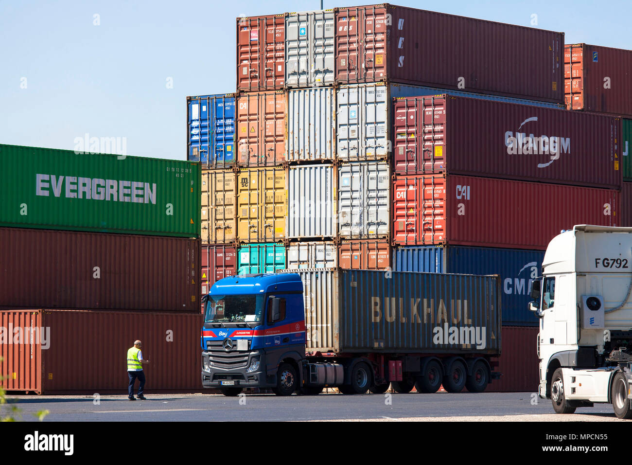 Germany, Cologne, the container terminal of the Rhine harbour in the town district Niehl.  Deutschland, Koeln, Container-Terminal im Niehler Hafen. Stock Photo