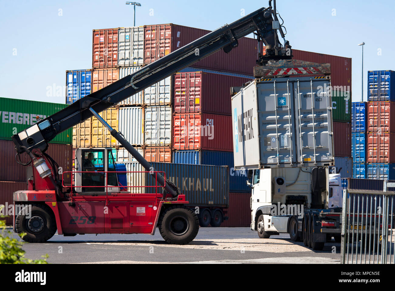 Germany, Cologne, the container terminal of the Rhine harbour in the town district Niehl, Reachstacker.  Deutschland, Koeln, Container-Terminal im Nie Stock Photo