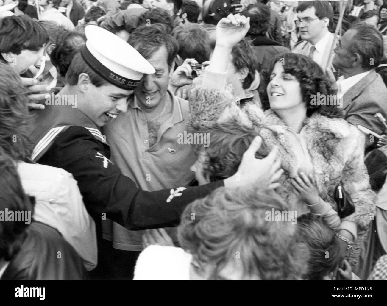 THE CREW OF HMS GLASGOW ARE WELCOMED HOME FROM THE FALKLANDS, PIC MIKE WALKER, M. AND Y. PORTSMOUTH 1982 Stock Photo