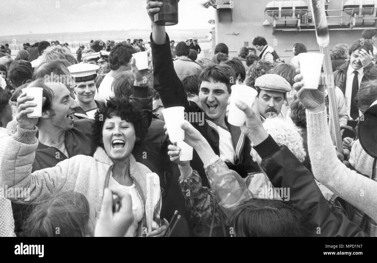 TH CREW OF HMS GLASGOW ARE WELCOMED HOME FROM THE FALKLANDS, PIC MIKE WALKER, . PORTSMOUTH 1982 Stock Photo
