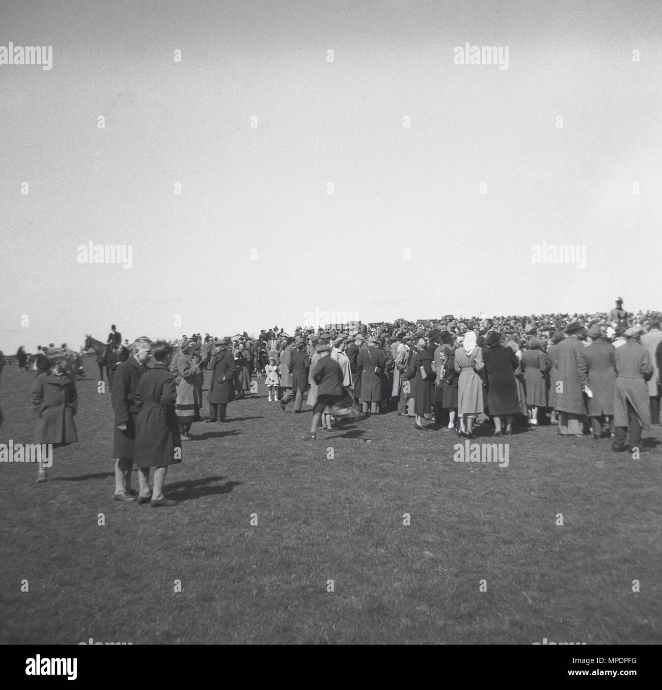 1951, large crowds of spectators attending the Bramham horse trials, at Bramham Park, Wetherby, Yorkshire, England, UK, a major outdoor equestrian event. Stock Photo