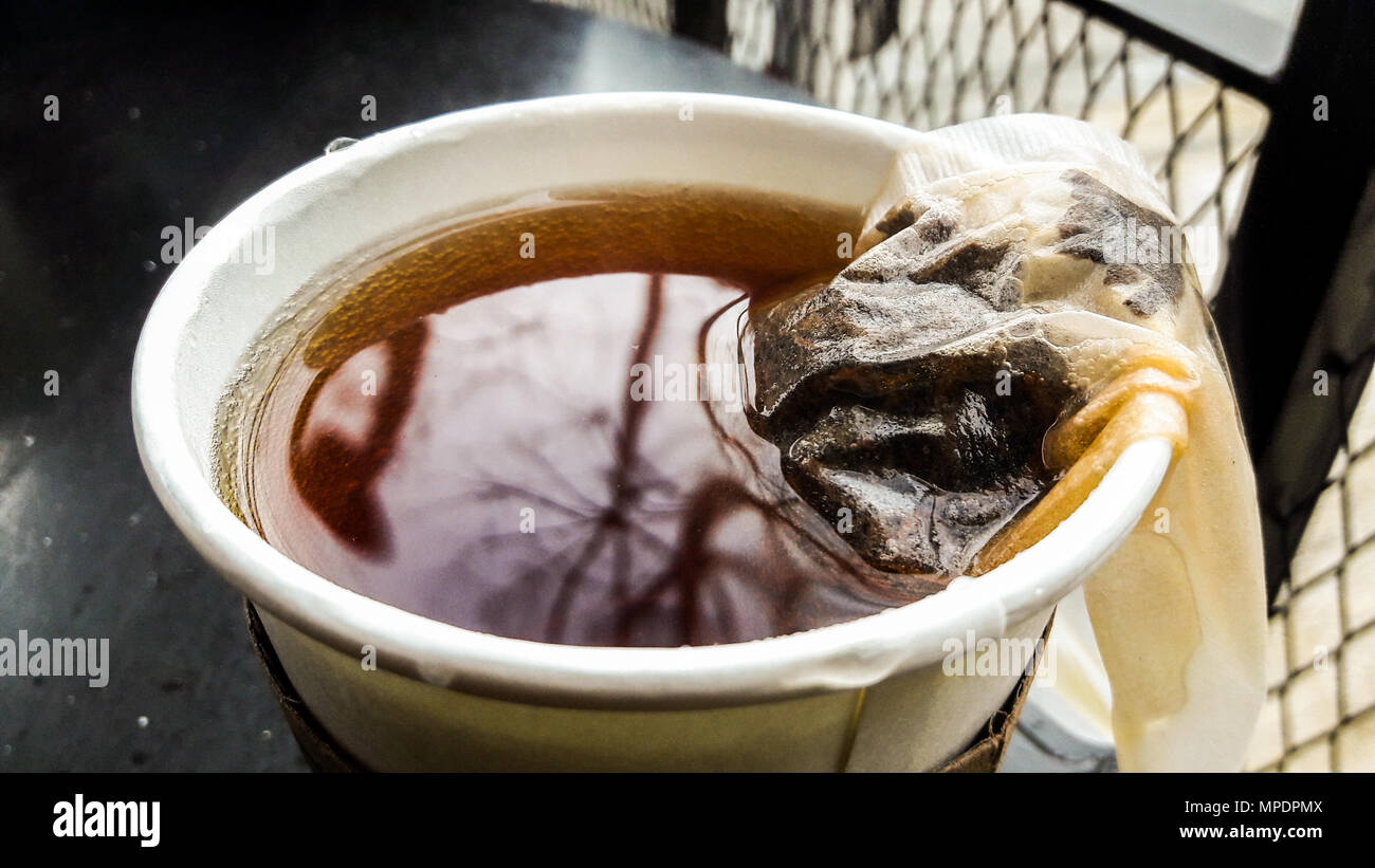 недопитый чай с лимоном украшает грязный стол