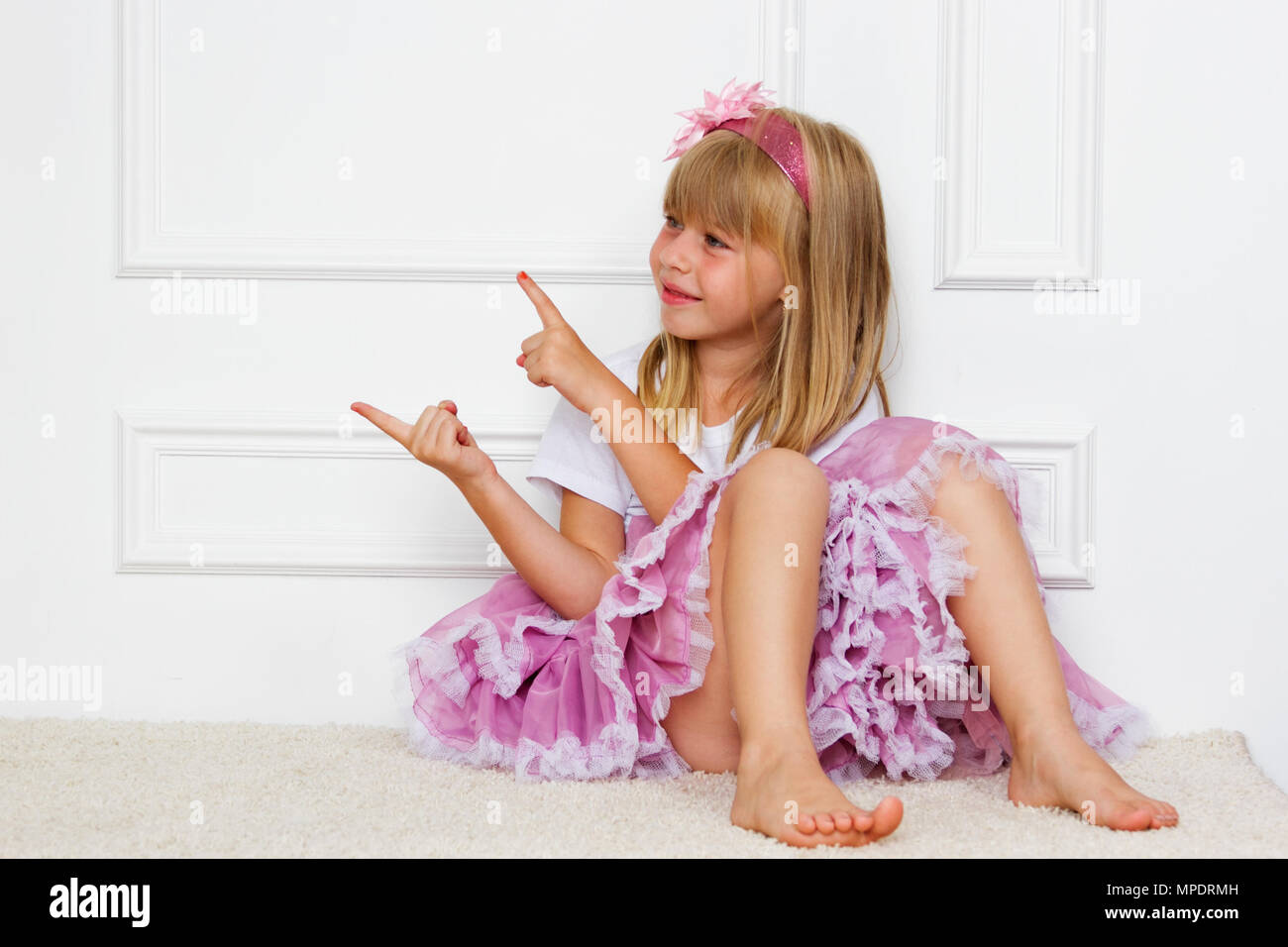 Маленькая девочка с голубыми глазами. Детский глаз крупно девочка. Little up. Макияж для девочек 8 лет. Little up.