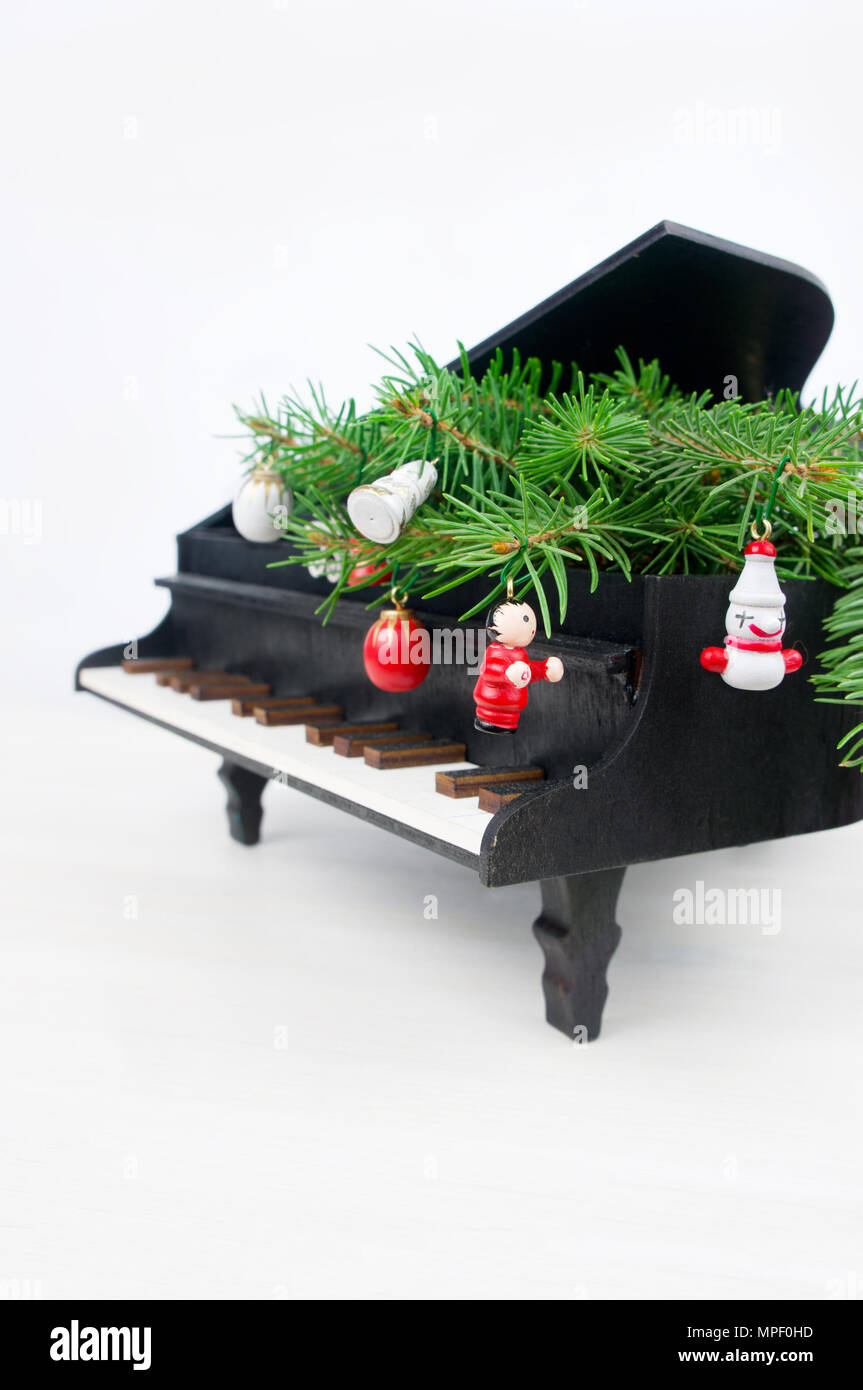 piano with christmas decorations Stock Photo - Alamy