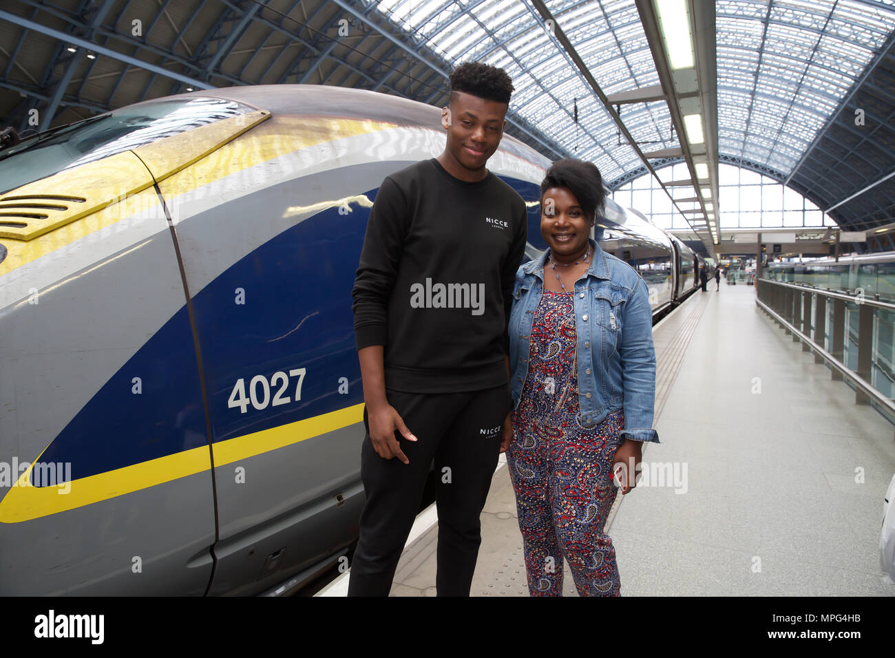 St Pancras, UK. 23rd May 2018. Ky Lewis, Winner of Gigs Eurostar prize poses with his mum for photographers before he boards the train to Amsterdam. He set off on a whirlwind busking tour of Amsterdam. He will serenade passengers on the train as they travel under the Channel and complete the day busking in Amsterdam.Credit Keith Larby/Alamy Live News Stock Photo