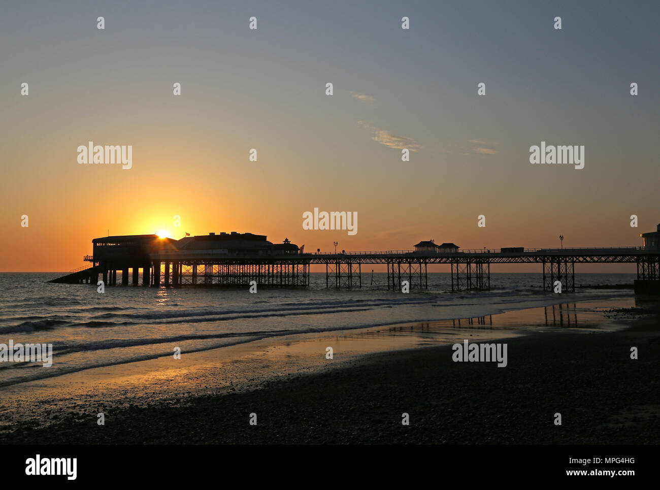 Cromer Pier Norfolk 22nd May 18 Uk Weather The Sun Rises Behind Cromer Pier On A