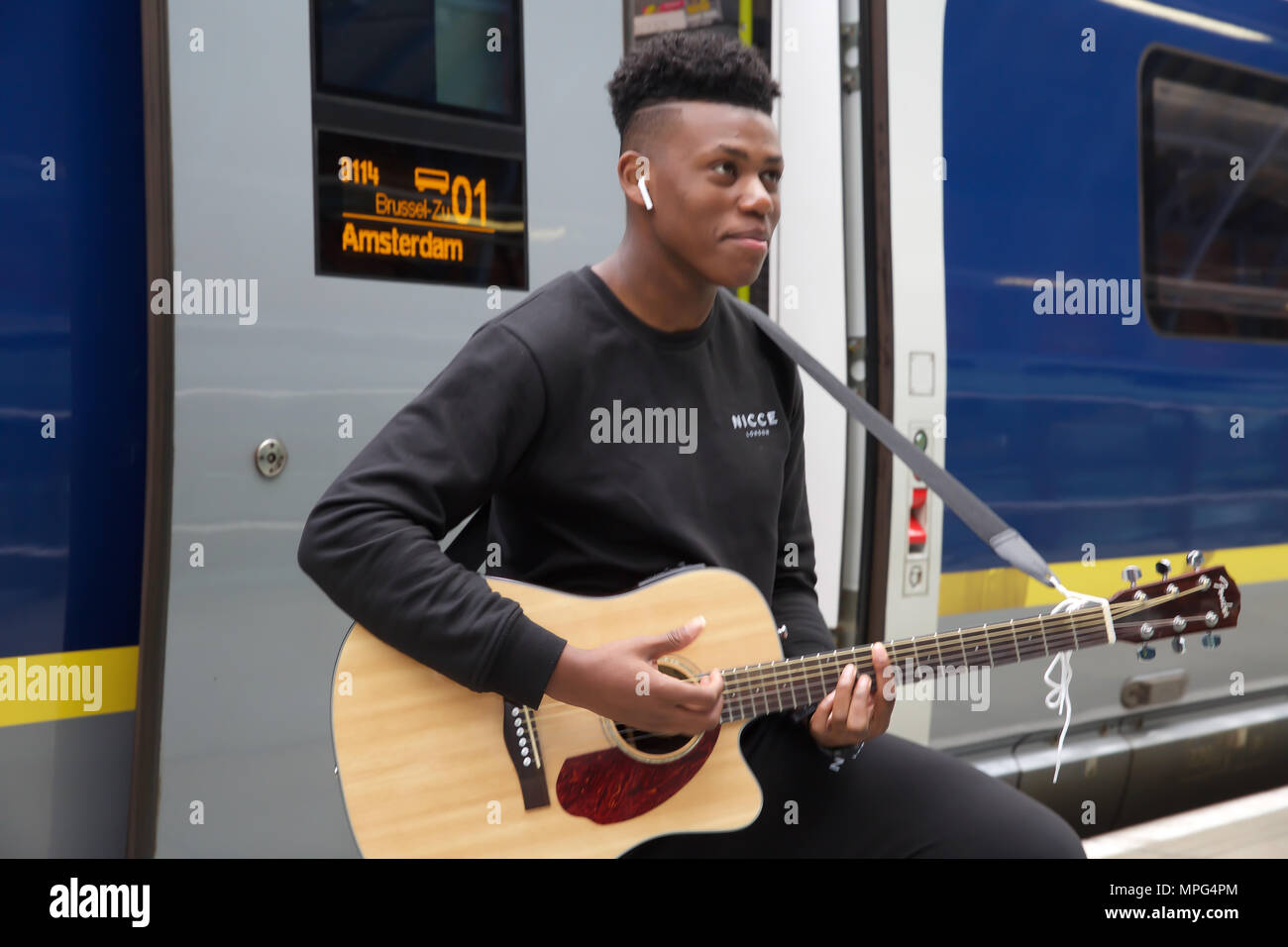 St Pancras, UK. 23rd May 2018. Ky Lewis, Winner of Gigs Eurostar prize poses with his guitar before he boards the train to Amsterdam. He set off on a whirlwind busking tour of Amsterdam. He will serenade passengers on the train as they travel under the Channel and complete the day busking in Amsterdam.Credit Keith Larby/Alamy Live News Stock Photo