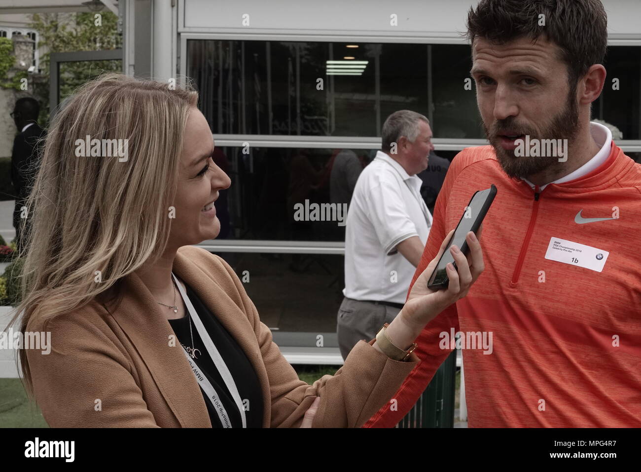 Wentworth, Surrey, UK., 23rd May, 2018  Laura Woods from Talk Sport Radio interviews Michael Carrick Manchester United player on the range at the BMW.PGA ProAM golf Championship. Credit: Motofoto/Alamy Live News Stock Photo