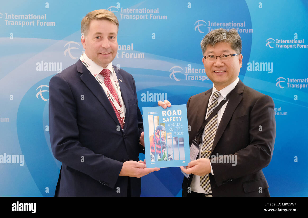 23 May 2018, Germany, Leipzig: Uldis Augulis (l), Latvian Transport Minister and President of the International Transport Forum (ITF), and Young Tae Kim, secretary general of the ITF, give this year's annual report on transport security. Around 1000 experts are attending the ITF. Photo: Sebastian Willnow/dpa-Zentralbild/dpa Stock Photo