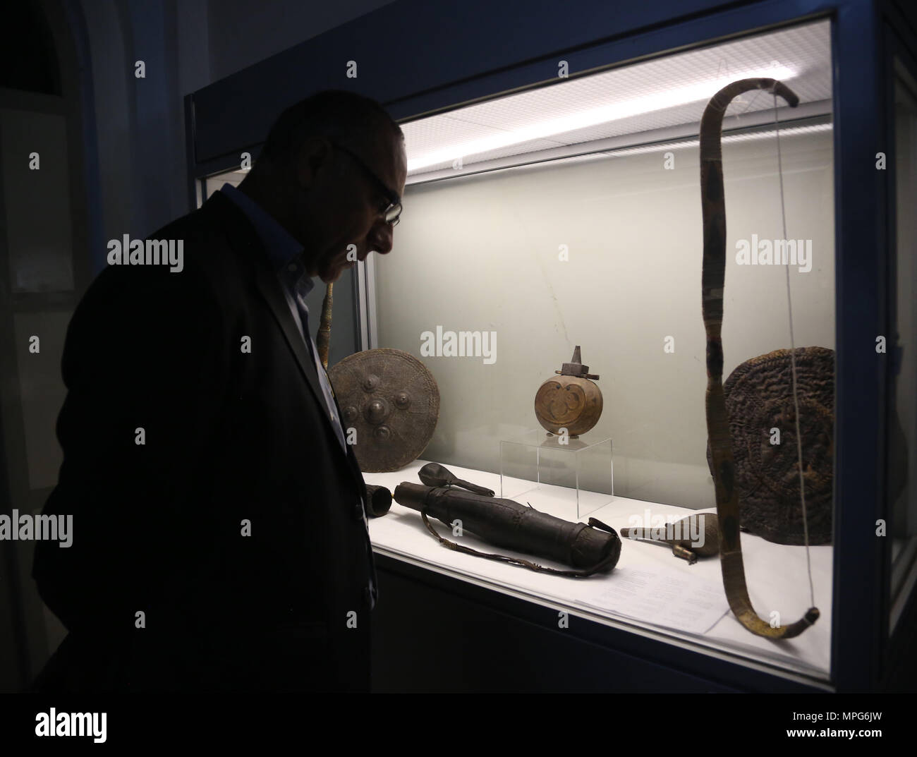 Kabul, Afghanistan. 22nd May, 2018. An Afghan man looks at the displayed items during the Islamic Art Exhibition at Afghan National Museum in Kabul, capital of Afghanistan, on May 22, 2018. Around 300 people including a few of foreigners visit the National Museum daily due to the security concerns. Credit: Rahmat Alizadah/Xinhua/Alamy Live News Stock Photo