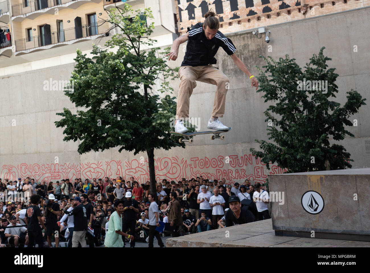 MACBA Museum, Barcelona, Catalonia, Spain, 23 May 2018 Thousands of  skateboard enthusiasts turned up to watch the 'Back To The 4' skateboard  competition at MACBA Museum in Barcelona. Skateboarding stars performed  dangerous