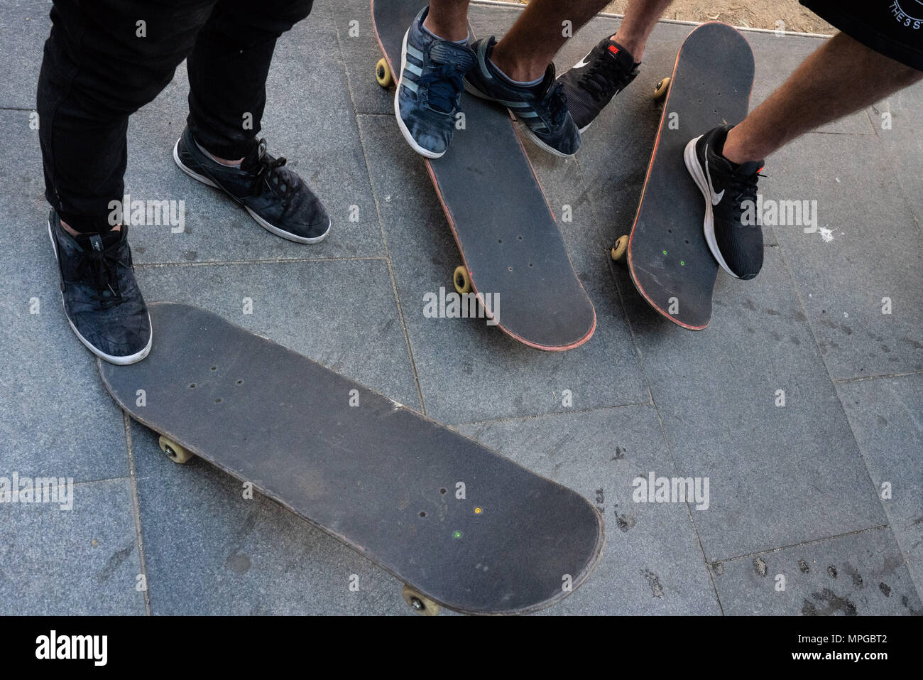 MACBA Museum, Barcelona, Catalonia, Spain, 23 May 2018 Thousands of  skateboard enthusiasts turned up to watch the 'Back To The 4' skateboard  competition at MACBA Museum in Barcelona. People stood on their