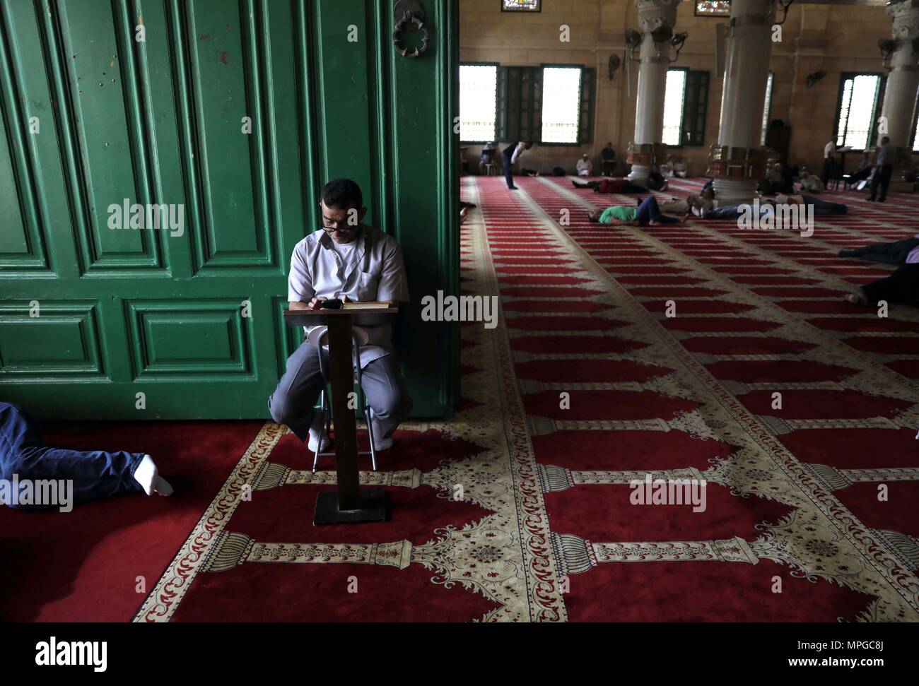 Jerusalem 23rd May 2018 People Rest Inside Al Aqsa Mosque In Jerusalem During The Muslim Holy Month Of Ramadan On May 23 2018 Credit Muammar Awad Xinhua Alamy Live News Stock Photo Alamy