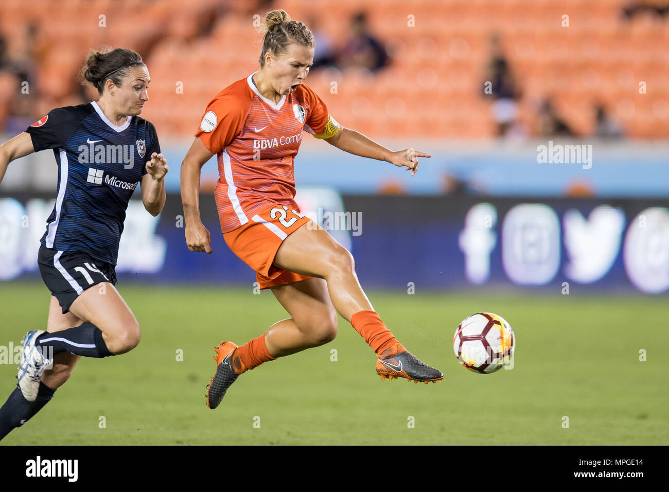 Houston, TX, USA. 23rd May, 2018. Houston Dash defender Amber Brooks (22) controls the ball in front of Seattle Reign FC forward Jodie Taylor (14) during a NWSL soccer match between the Houston Dash and the Seattle Reign at BBVA Compass Stadium in Houston, TX. The Dash won 2 to 1.Trask Smith/CSM/Alamy Live News Stock Photo