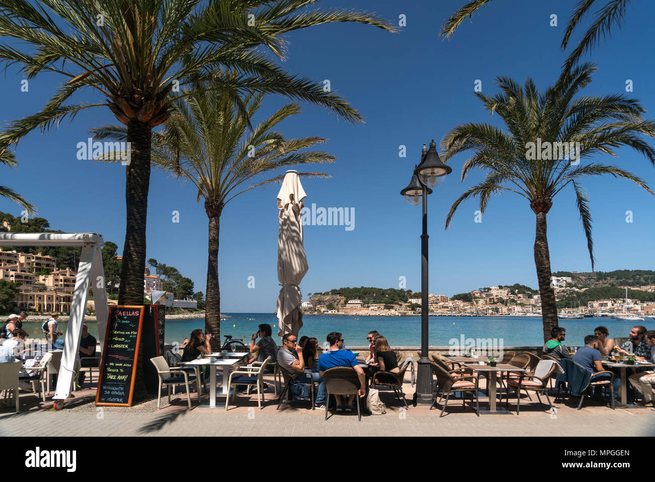 Cafe an der Strandpromenade  in Port de Soller, Mallorca, Balearen, Spanien  |  beach promenade cafe, Port de Soller, Majorca, Balearic Islands, Spain Stock Photo