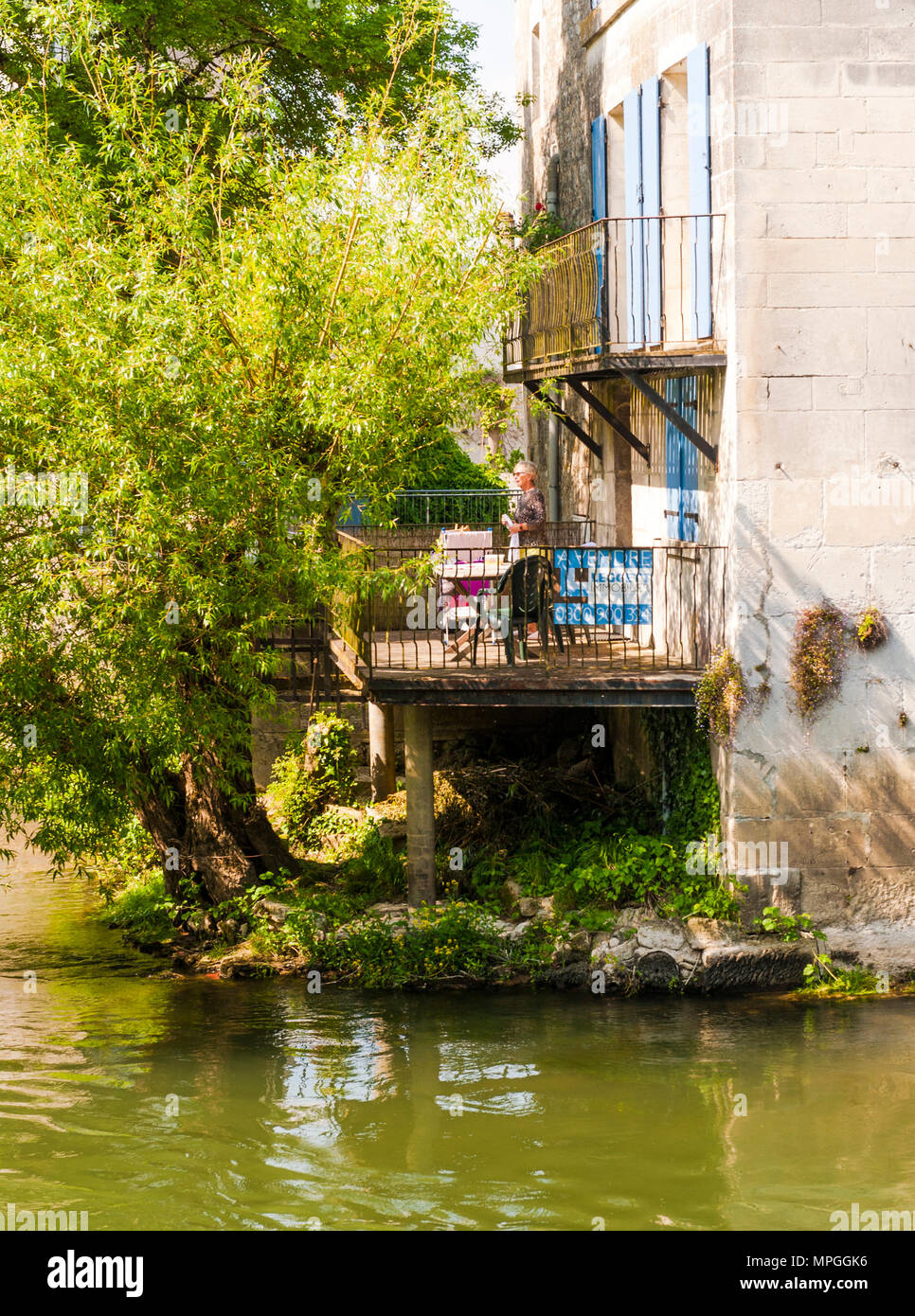 Private home on the banks of the Charente river next to the Jarnac lock Stock Photo