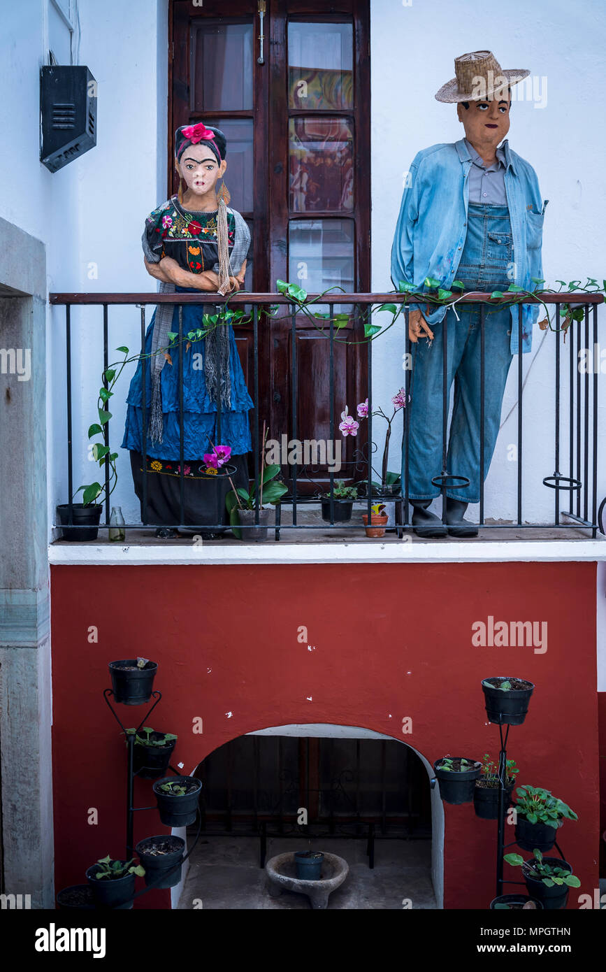 Diego Rivera and Frida Kahlo figures on balcony, Diego Rivera Museum and Home, Guanajuato, city in Central Mexico Stock Photo