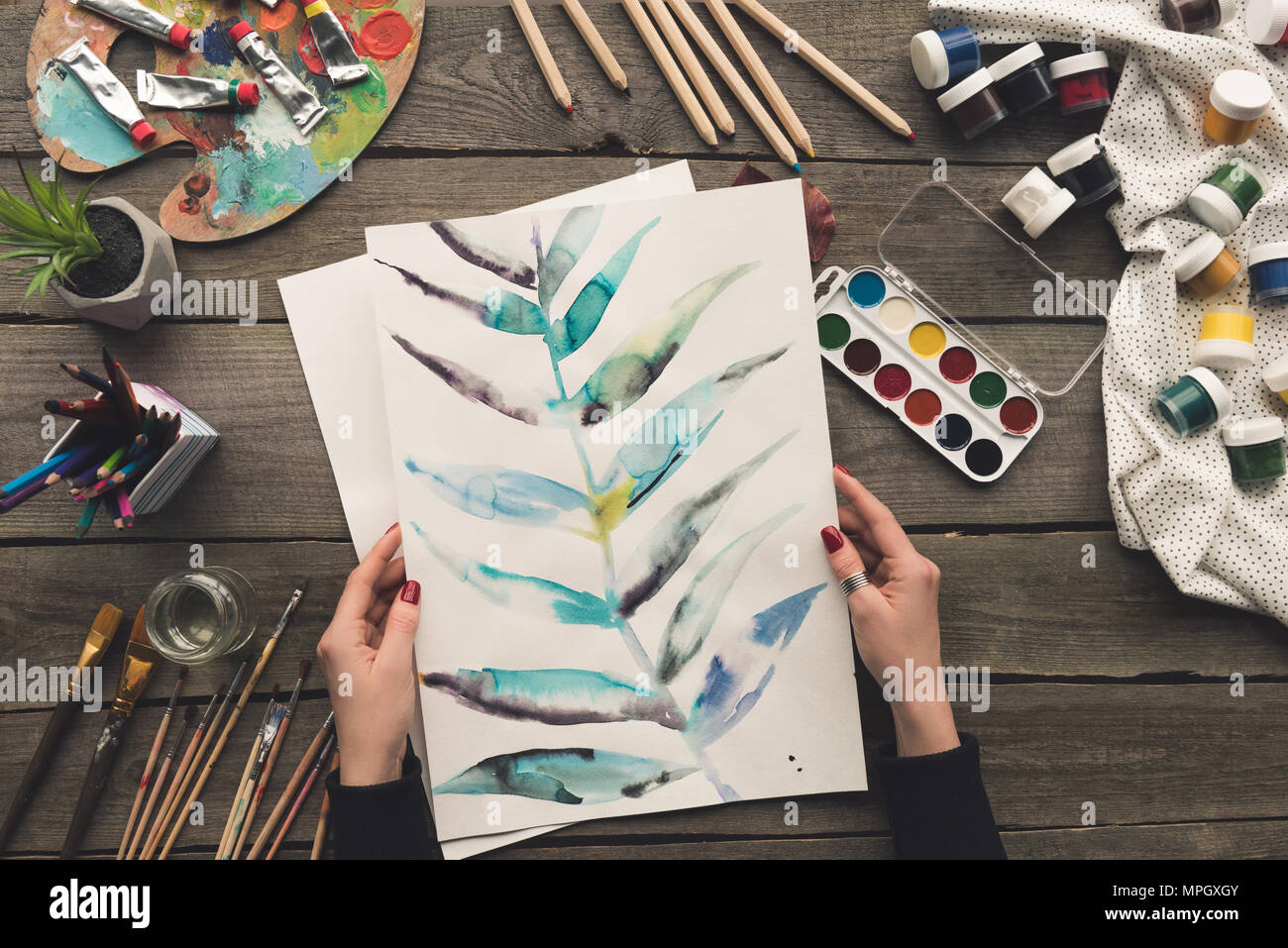 Hands holding painting artist hi-res stock photography and images - Alamy
