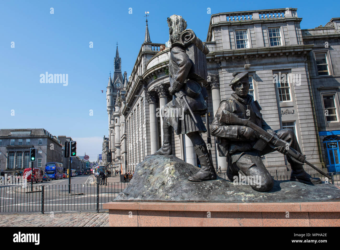 United Kingdom, Scotland, Aberdeen, historic Old Aberdeen. Monument to The Gordon Highlanders, infantry regiment of the British Army in front of The O Stock Photo