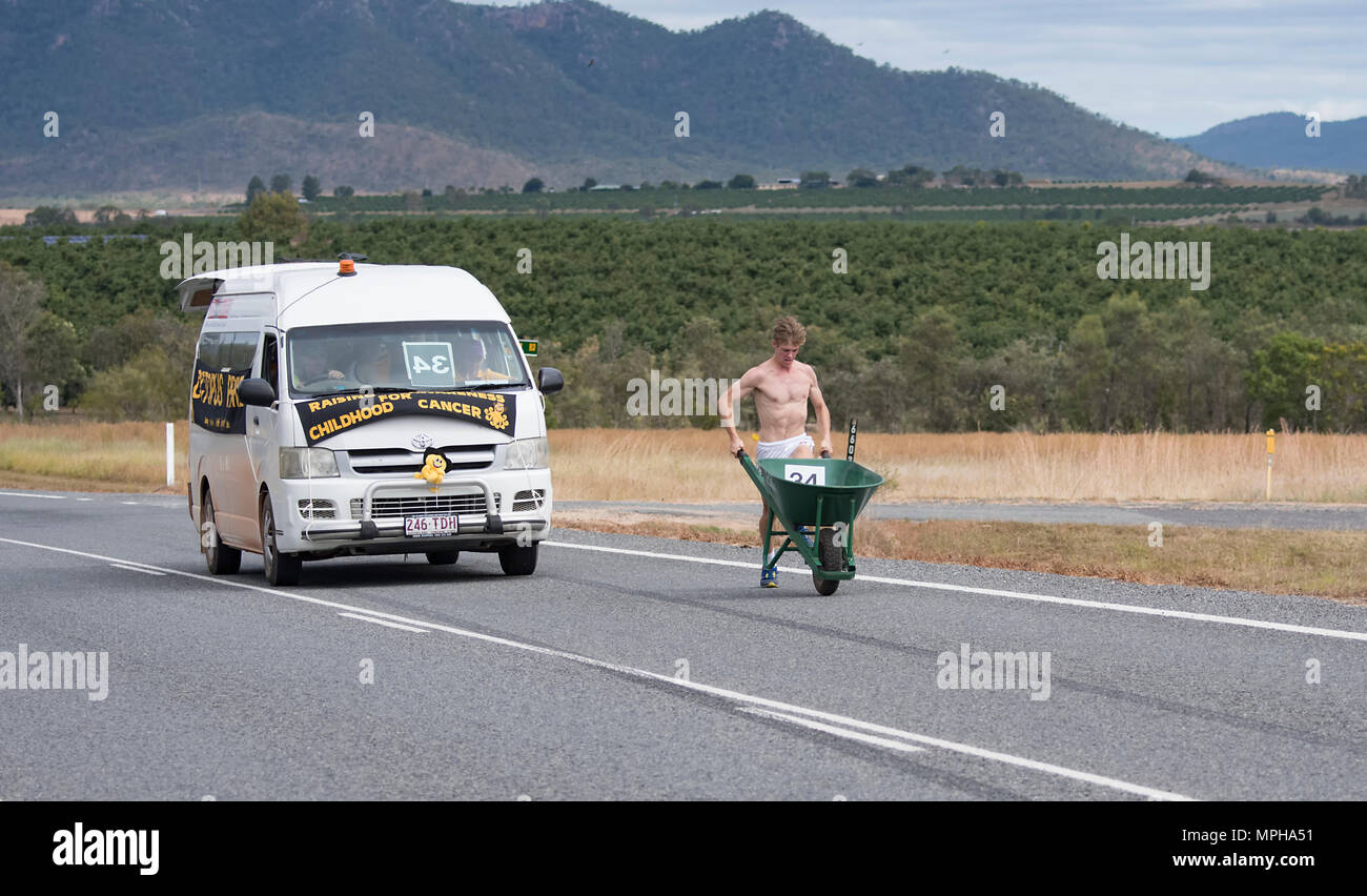 Male participant in The Great Wheelbarrow Race from Chillagoe to Mareeba, a fundraising event in Far North Queensland, FNQ, QLD, Australia Stock Photo