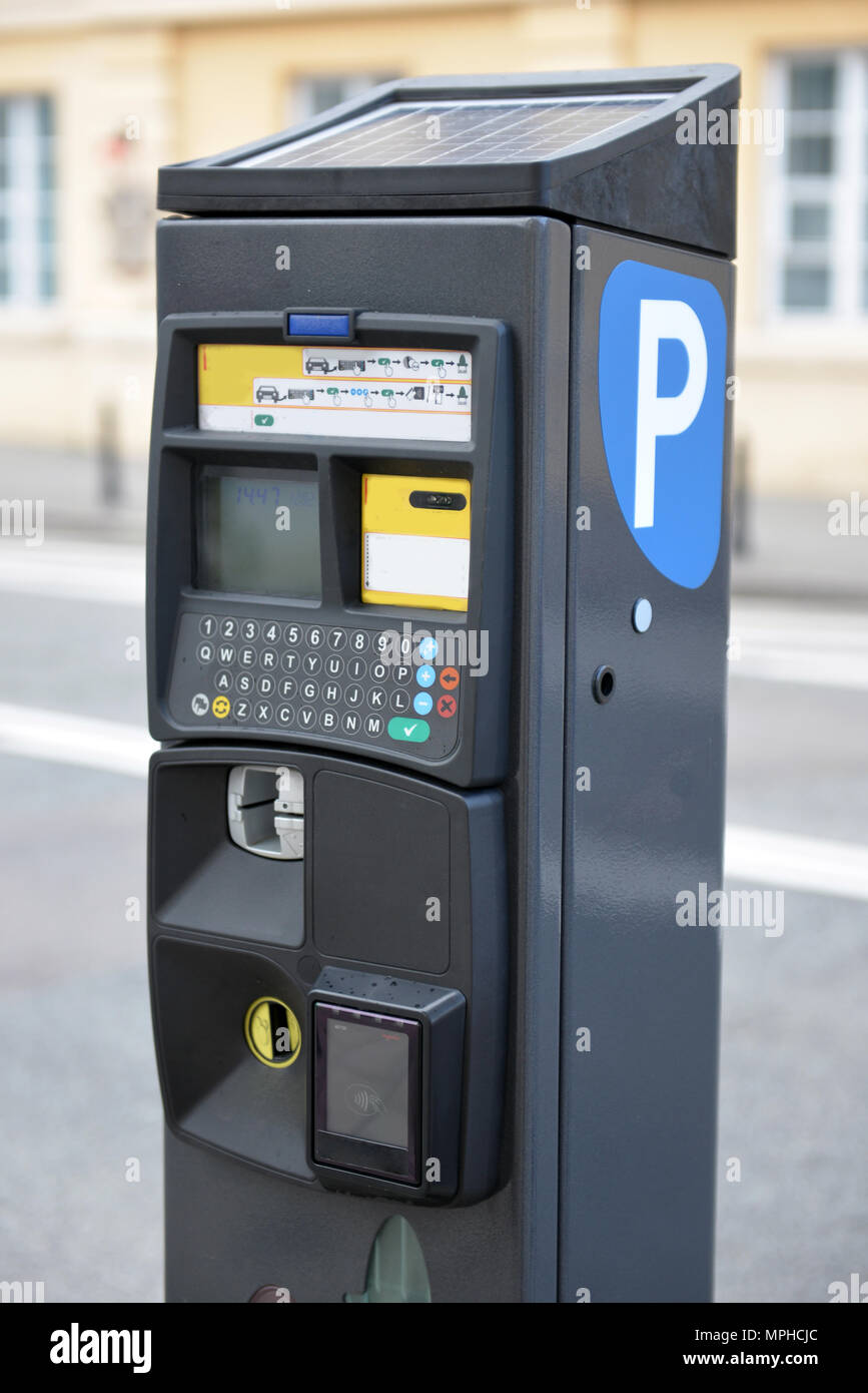 File:Car park payment machine Orly.jpg - Wikimedia Commons