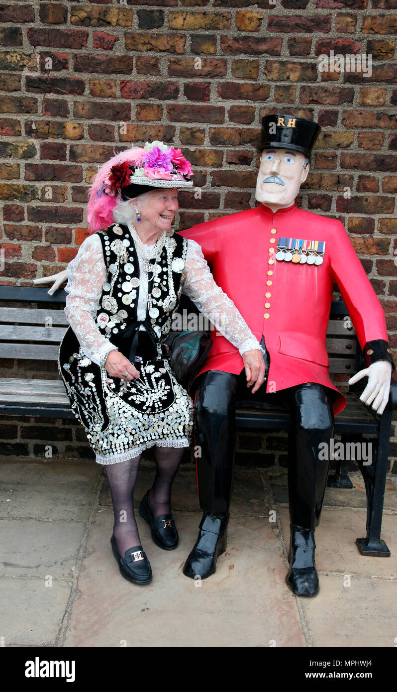Dee Russell, reigning Pearly Queen of Chelsea with model of Chelsea pensioner Stock Photo