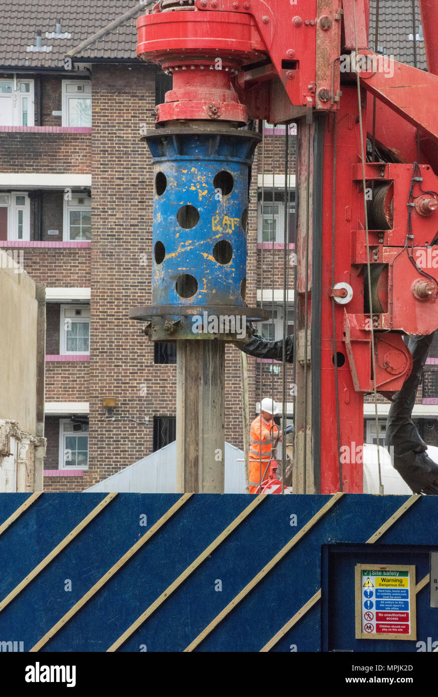 Piling rig hi-res stock photography and images - Alamy