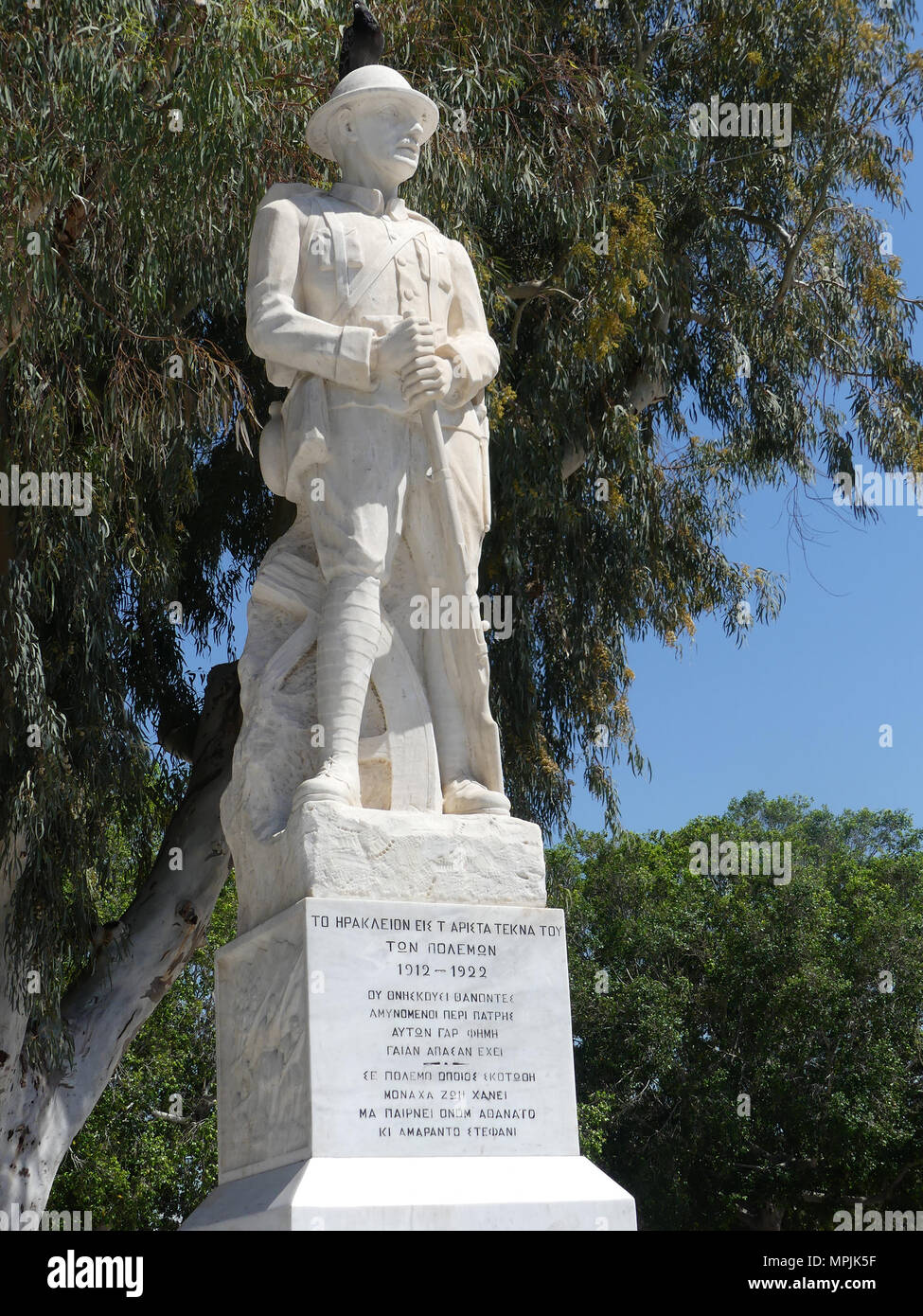 CRETE: HERAKLION Statue of the Unknown Soldier in Eleftherias Square. Photo: Tony Gale Stock Photo