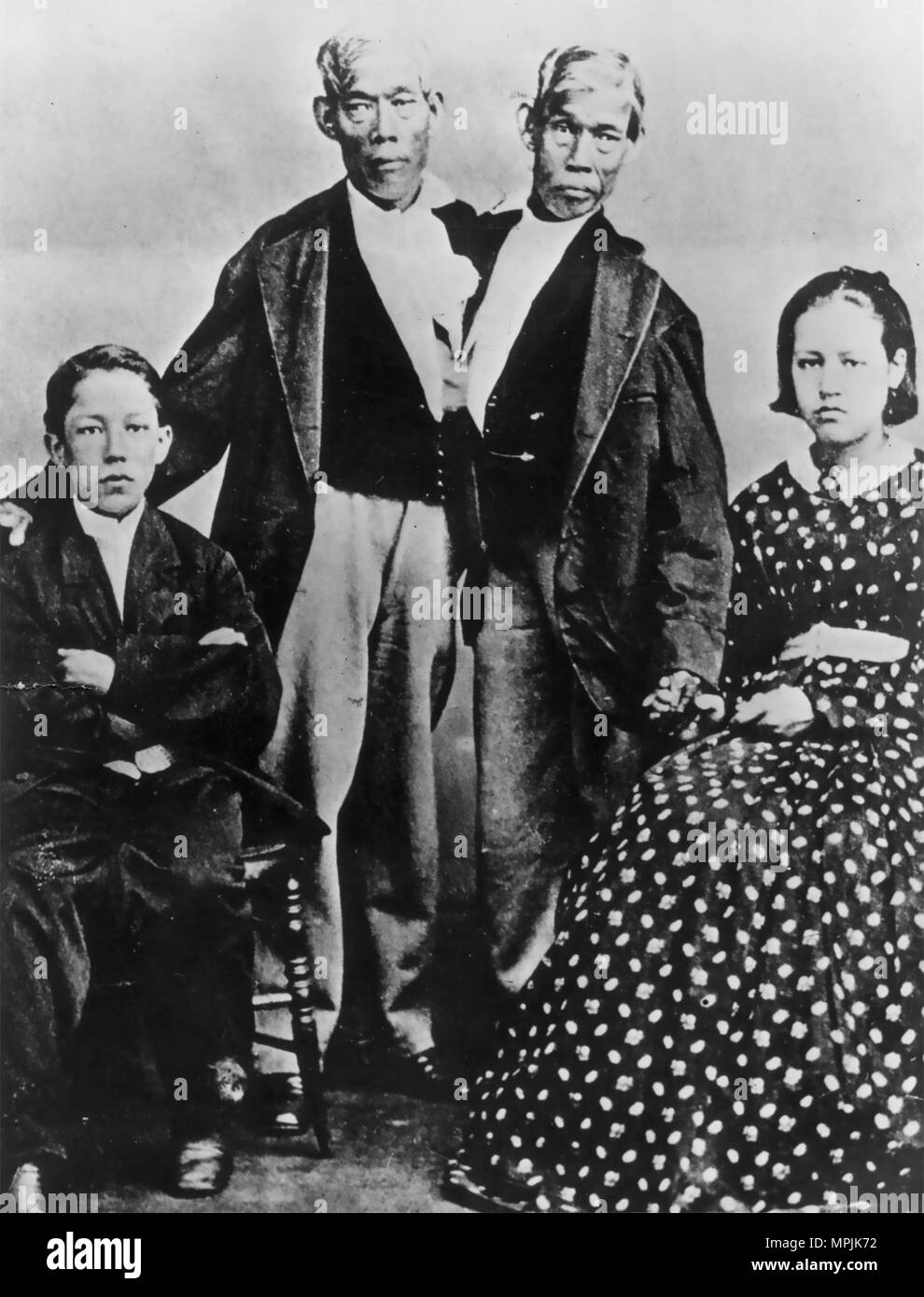 CHANG AND ENG BUNKER (1811-1874) Thai-American twins brothers whose condition and birthplace coined the term 'Siamese twins' Chang is at right with his wife Adelaide Yates and Eng with his wife Sarah Yates Stock Photo