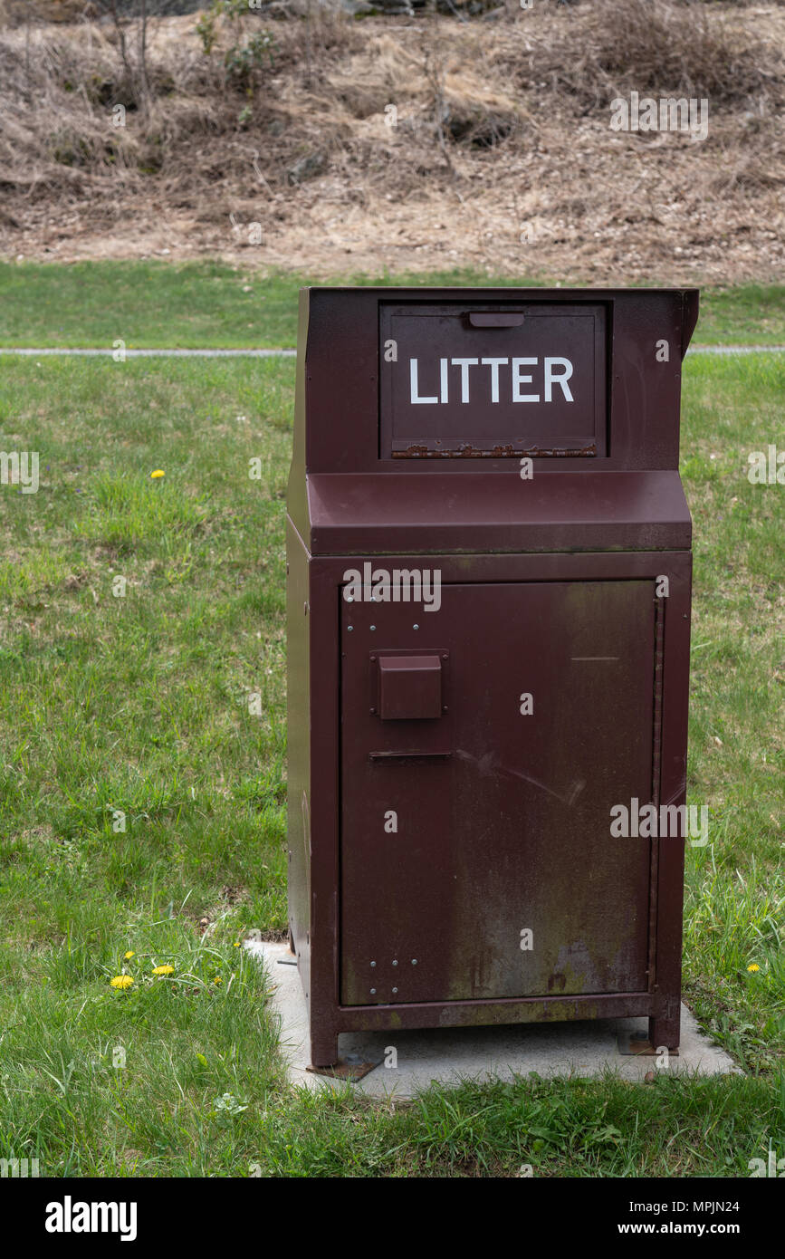 Trashbin hi-res stock photography and images - Alamy