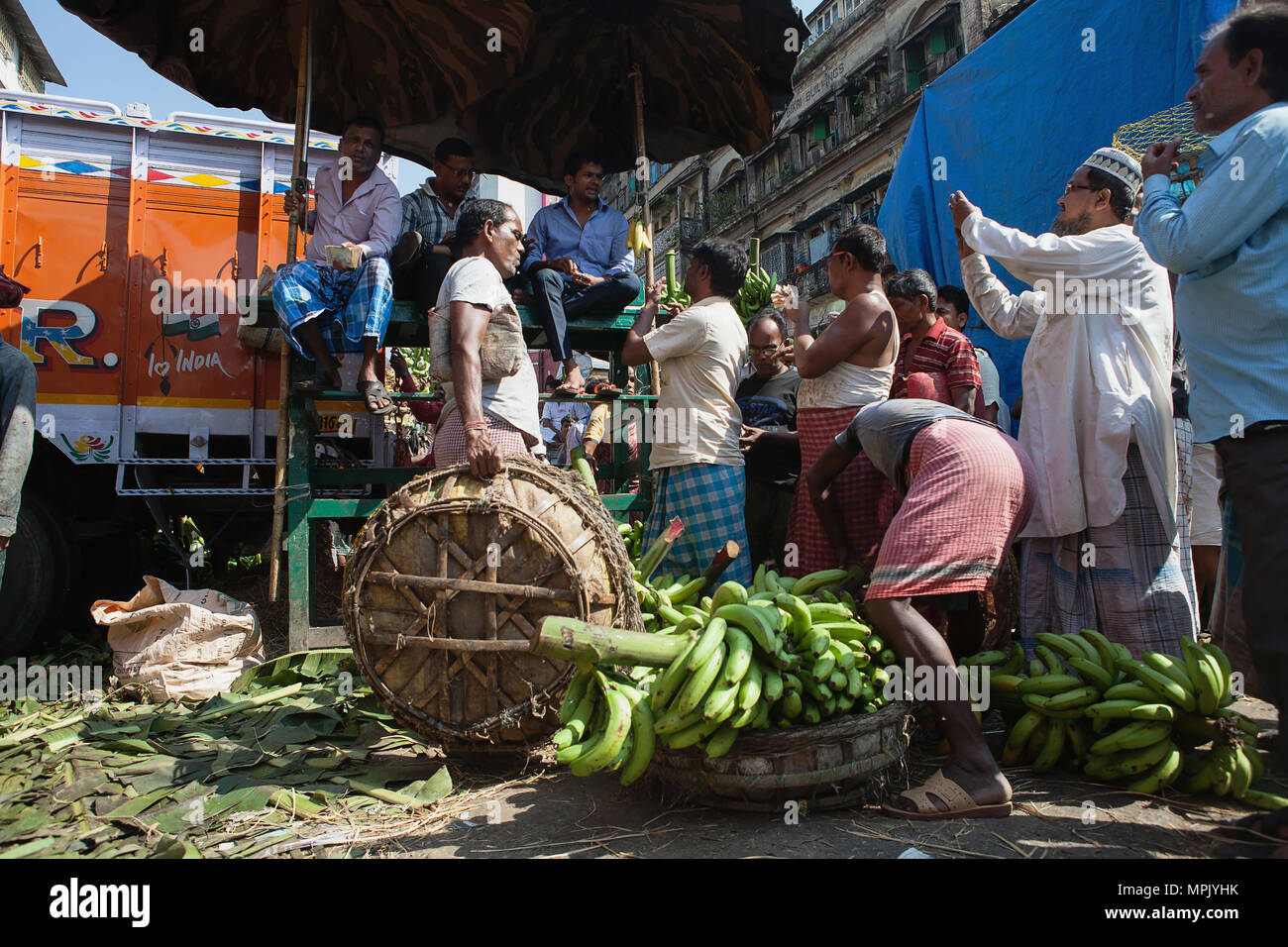 India, West Bengal, Kolkata, Bananas are auctioned at the fruit wholesalers market. Stock Photo