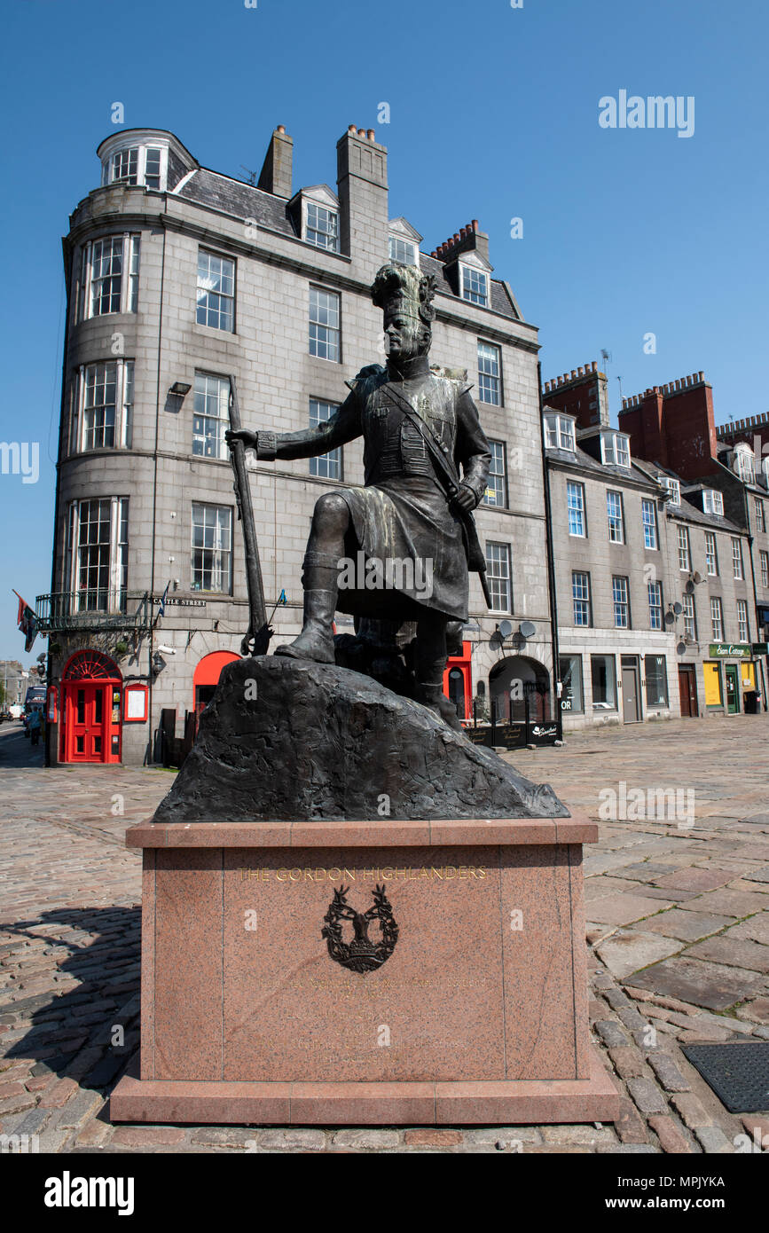 United Kingdom, Scotland, Aberdeen, historic Old Aberdeen, mercat cross aka market cross. Monument to The Gordon Highlanders statue. Stock Photo