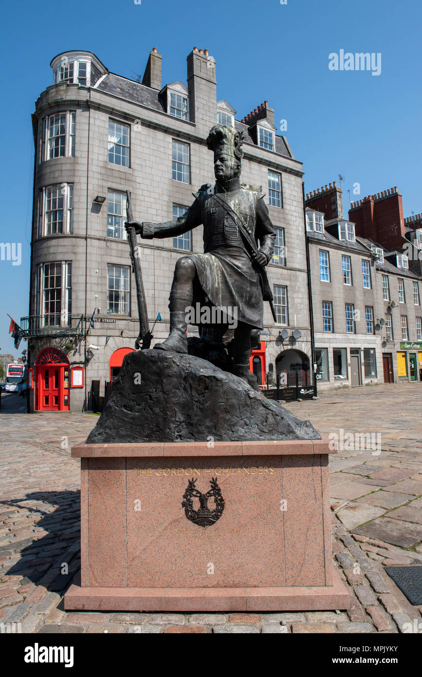 United Kingdom, Scotland, Aberdeen, historic Old Aberdeen, mercat cross aka market cross. Monument to The Gordon Highlanders statue. Stock Photo