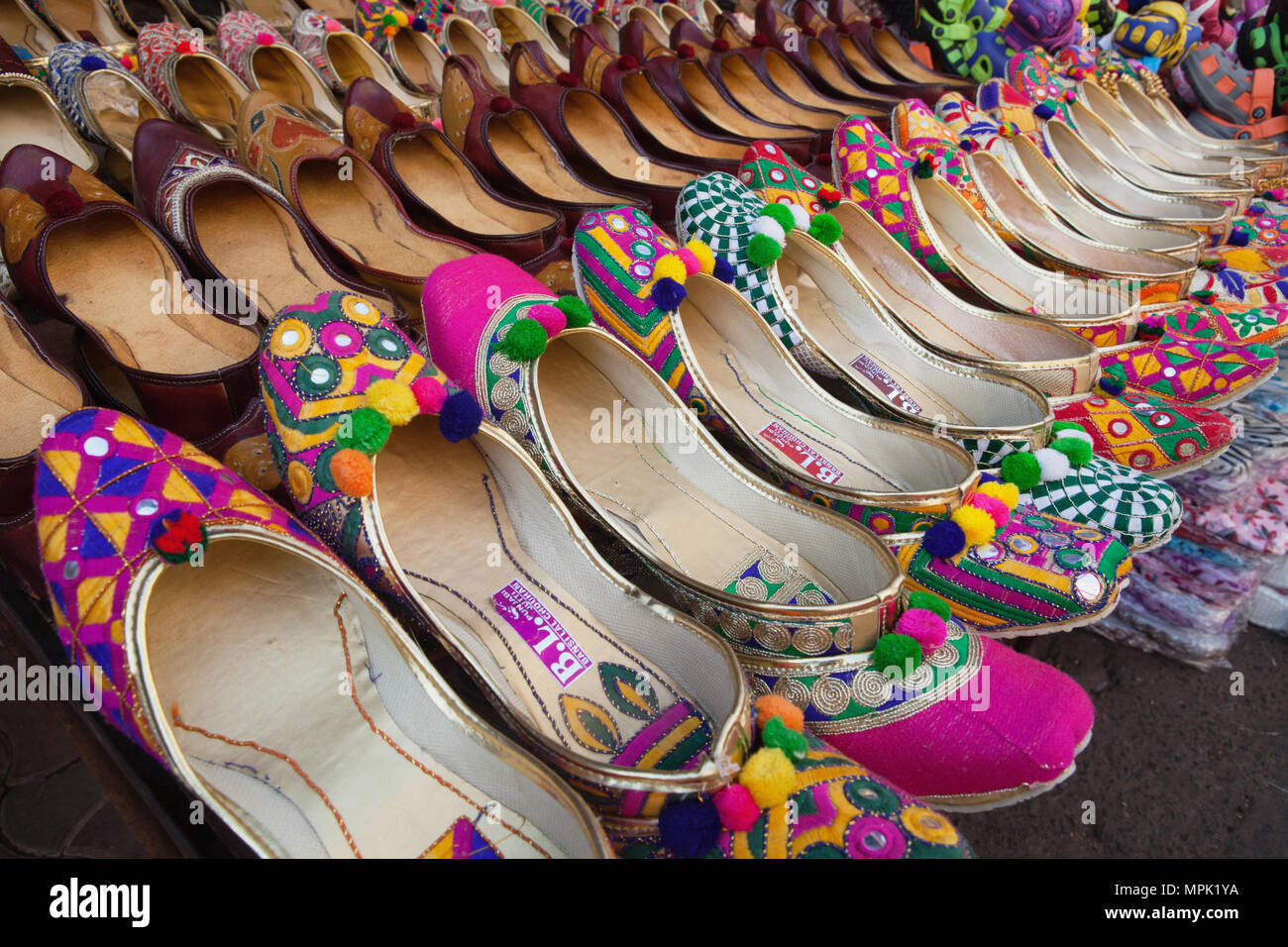 https://c8.alamy.com/comp/MPK1YA/india-west-bengal-kolkata-display-of-traditional-ladies-footwear-mojaris-and-jootis-in-a-shop-in-new-market-MPK1YA.jpg