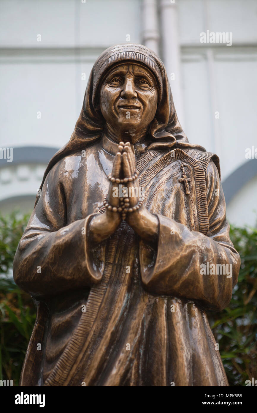 India, West Bengal, Kolkata, Statue of Mother Teresa at the