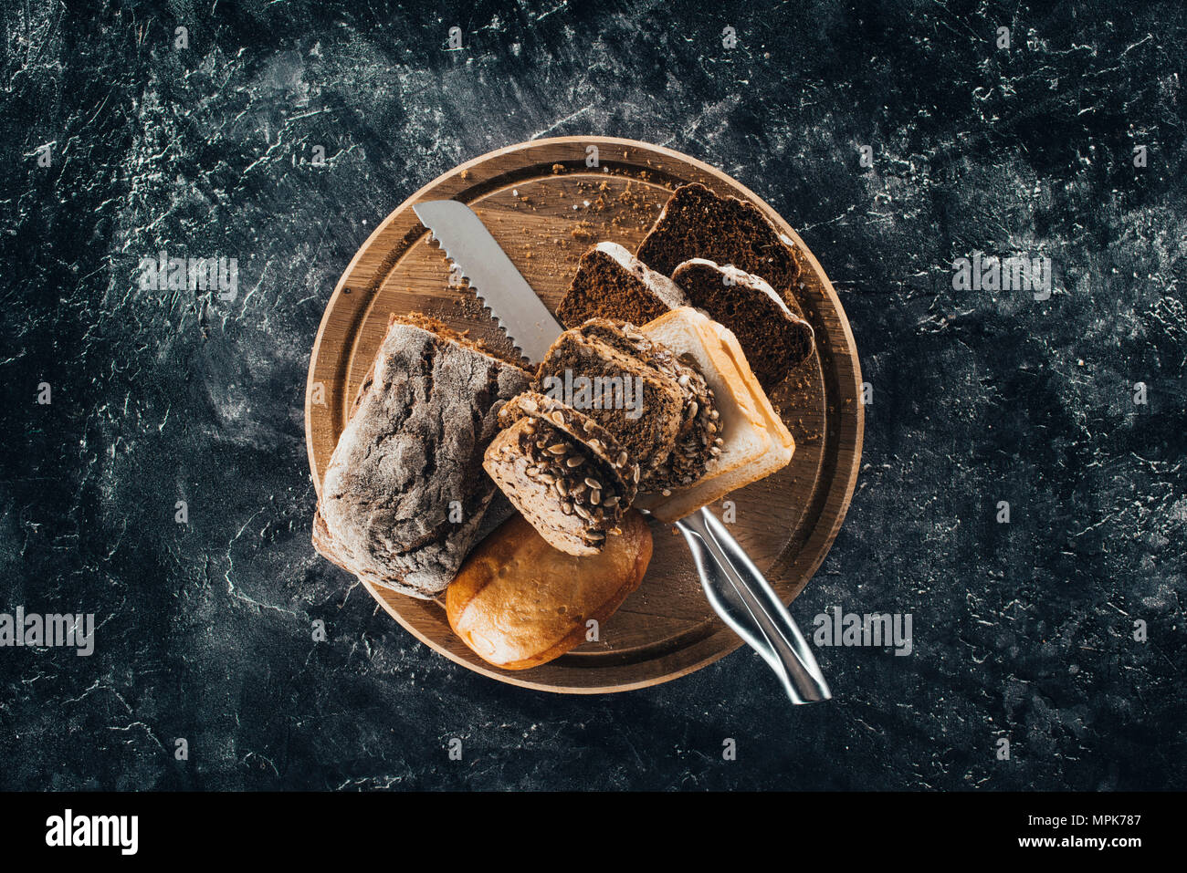 bread and knife on cutting board Stock Photo Alamy