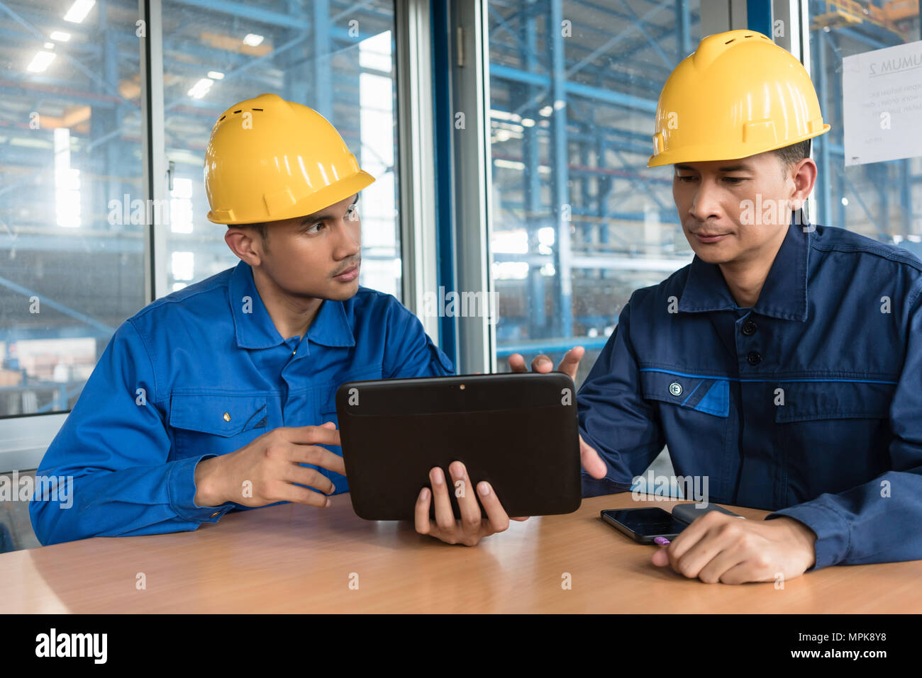 Разные профессии. Квалифицированные рабочие. Слесарь. Обучение рабочих. Рабочий на заводе.