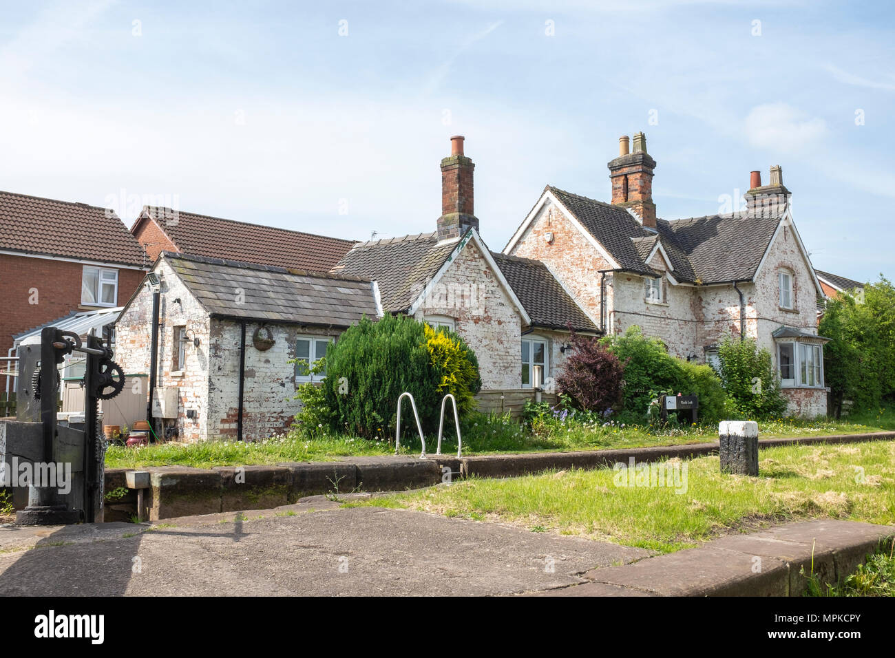 Wardle lock with Wardle cottage on the Shropshire Union Canal in Middlewich Cheshire UK Stock