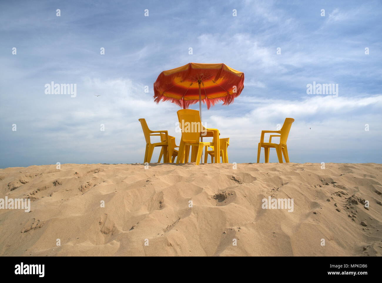 Sedia sulla spiaggia hi-res stock photography and images - Alamy