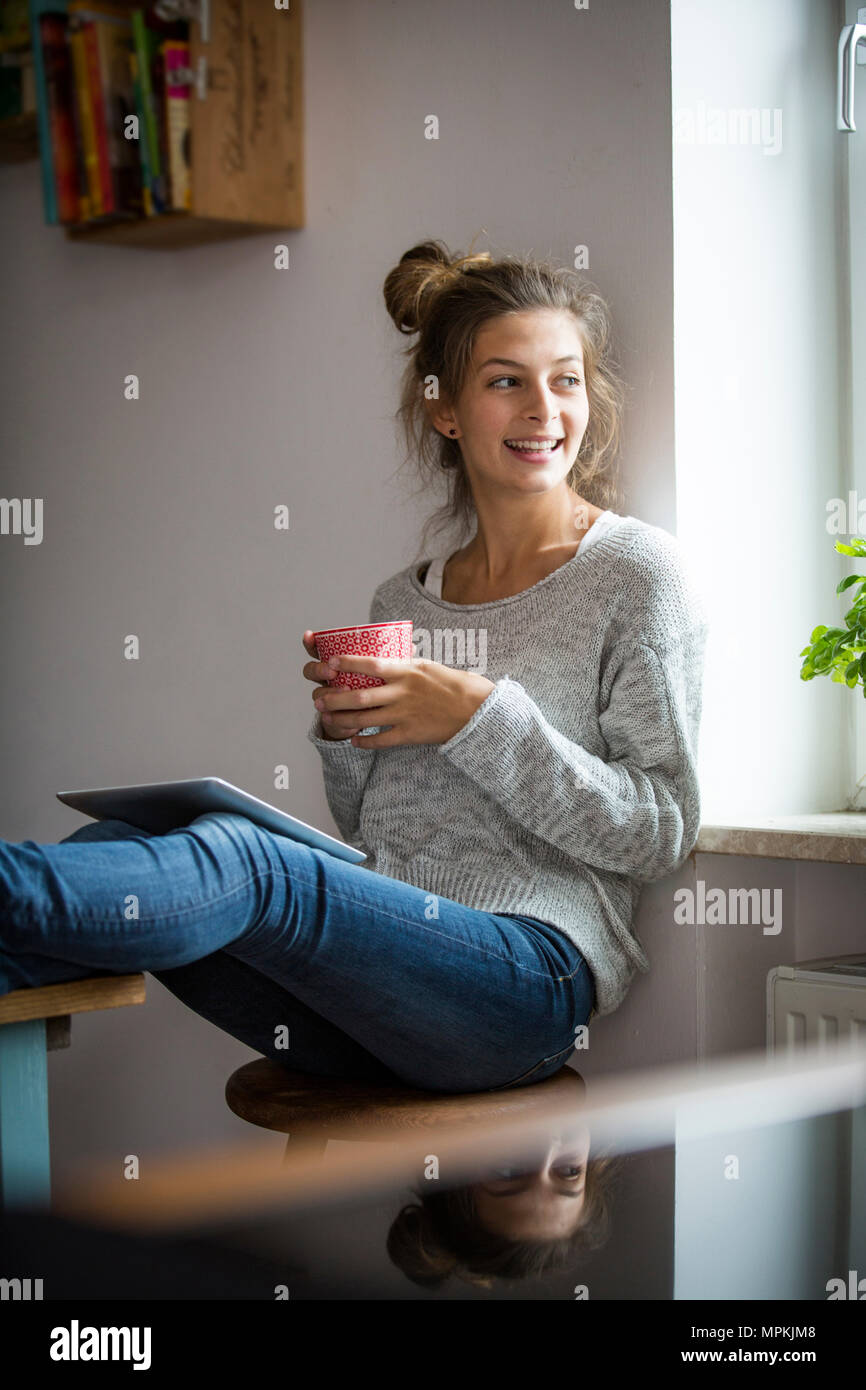 People sitting on stools hi-res stock photography and images - Alamy