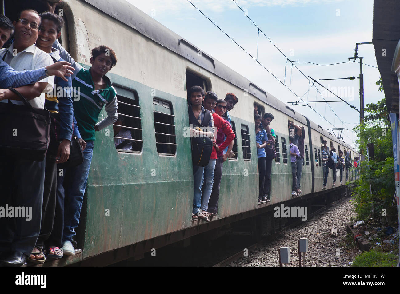 India, West Bengal, Kolkata, An overcrowded train at Garia Railway Station. Stock Photo