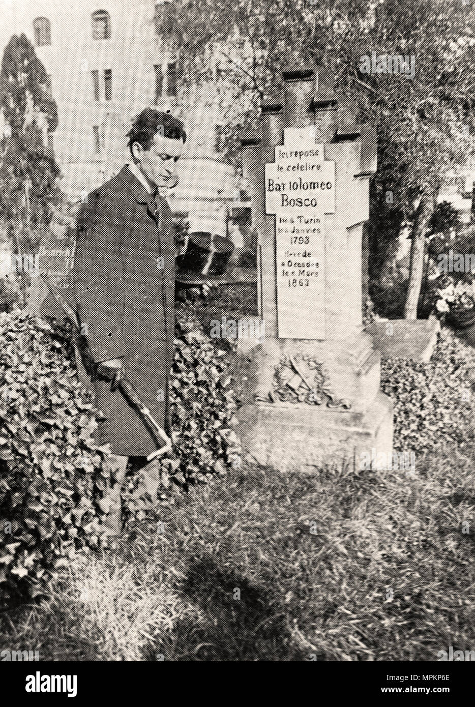 Harry Houdini at Magician Bosco’s Grave in Harry Houdini’s book “The