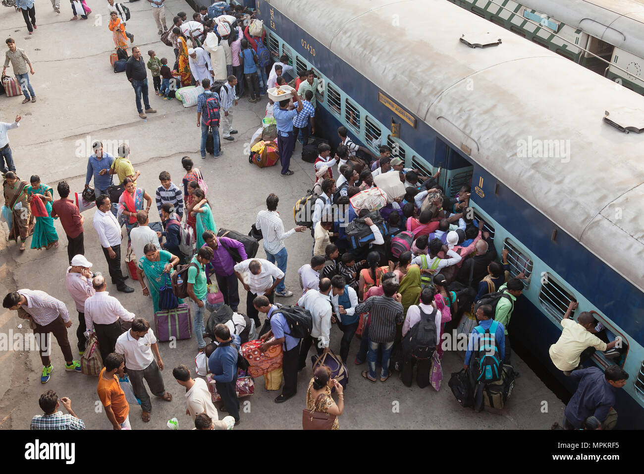 India, Bihar, Gaya, Passengers attempt to board an overcrowded second-class carriage of a train at Railway Station. Stock Photo