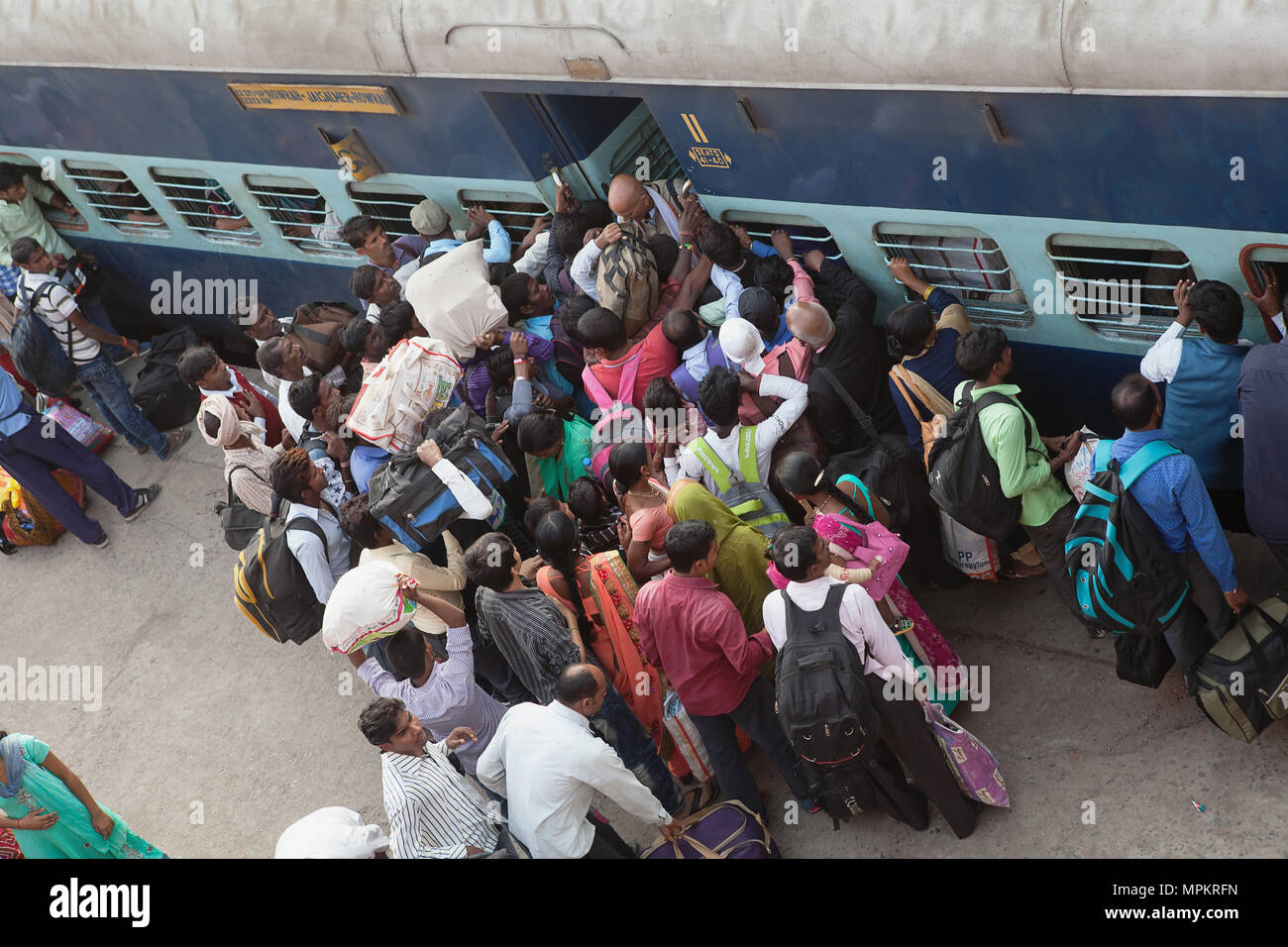 India, Bihar, Gaya, Passengers attempt to board an overcrowded second class carriage of a train at Railway Station. Stock Photo