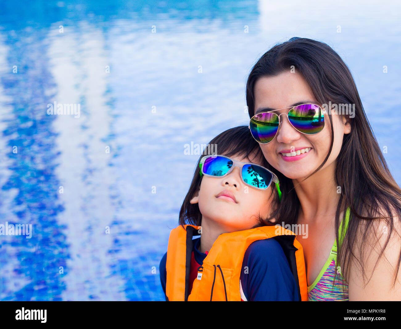 Family enjoying summer hi-res stock photography and images - Alamy