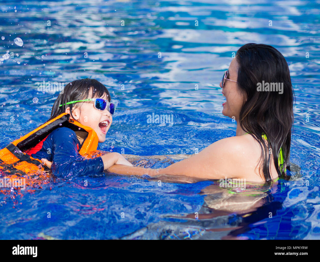 Family enjoying summer hi-res stock photography and images - Alamy