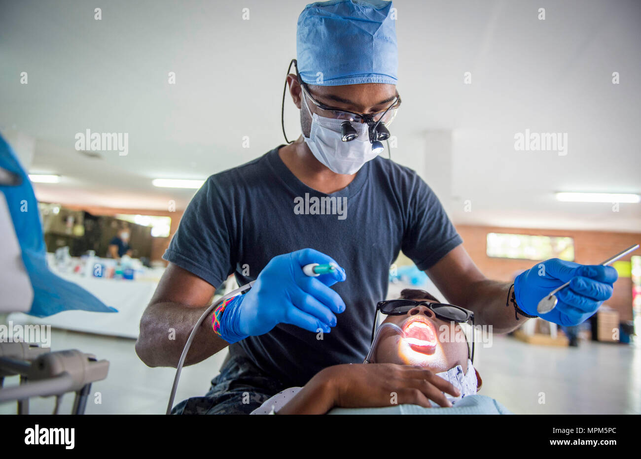 170325-N-YL073-305 MAYAPO, Colombia (March 25, 2017) - Hospitalman Billy Gibson, a native of Barnsville, Ga., attached to Naval Hospital Pensacola, Fla., performs a teeth cleaning at the Continuing Promise 2017 (CP-17) medical site in Mayapo, Colombia. CP-17 is a U.S. Southern Command-sponsored and U.S. Naval Forces Southern Command/U.S. 4th Fleet-conducted deployment to conduct civil-military operations including humanitarian assistance, training engagements, and medical, dental, and veterinary support in an effort to show U.S. support and commitment to Central and South America. (U.S. Navy p Stock Photo