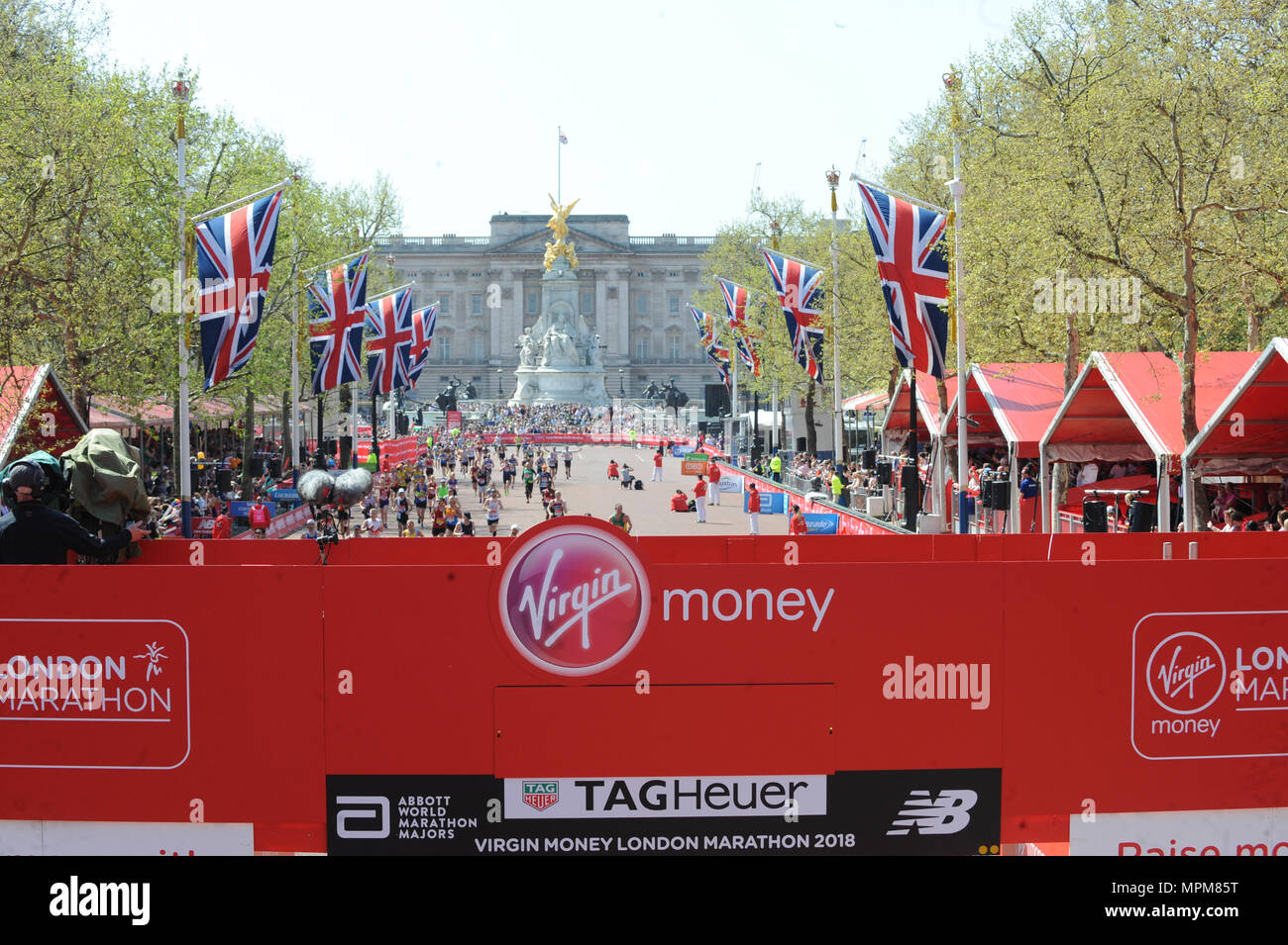 Marathon runners in front of buckingham palace hi-res stock photography ...